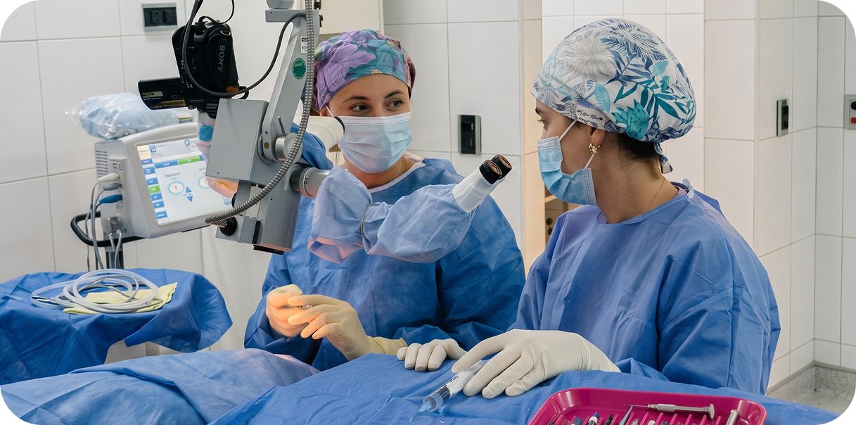 Cirugía oftalmológica supervisada en quirófano de Clínica Mulet